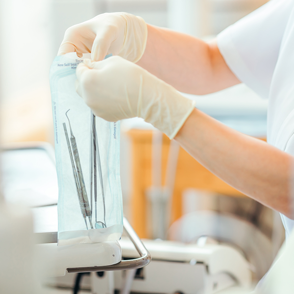 滅菌された清潔な器具を準備する様子